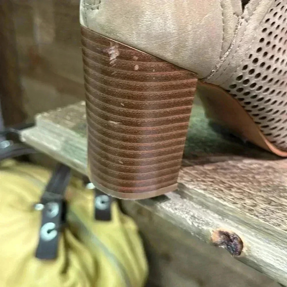 VINCE CAMUTO the Katnina Perforated Nubuck Open Toe Shooties size 7.5 - Picture 9 of 10